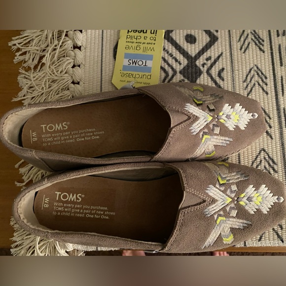 TOMS Embroidered Moccasin Flats - Picture 2 of 3